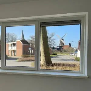 Draaikiepraam zijkant woning