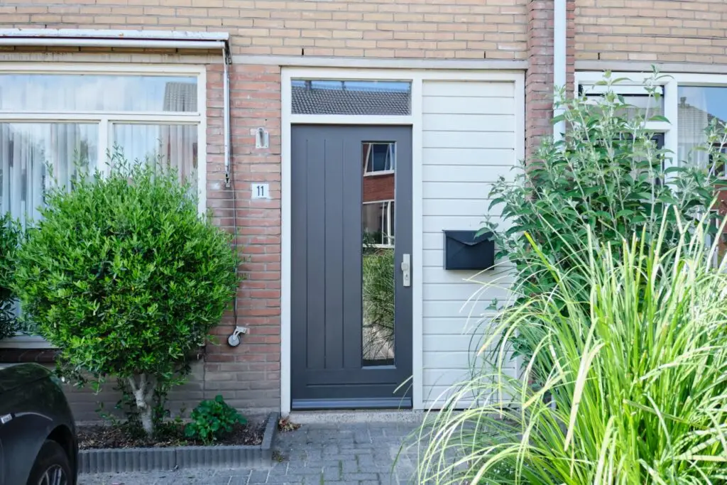Grijze voordeur geplaatst door Raam&Deur
