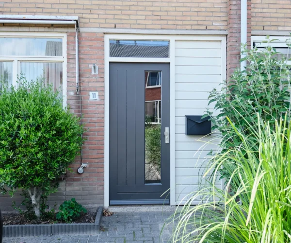 Grijze voordeur geplaatst door Raam&Deur